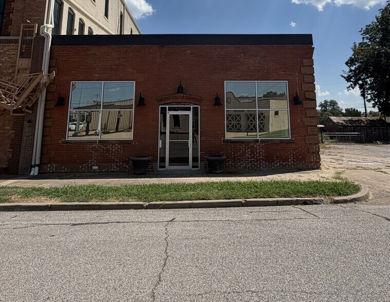Primary Photo Of 105 S Water St, Sapulpa Showroom For Lease