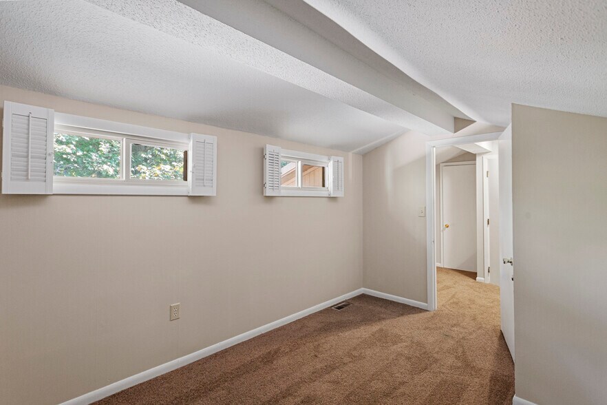 More Photos Of 400 Foxfire Ct, Seneca Apartments For Sale