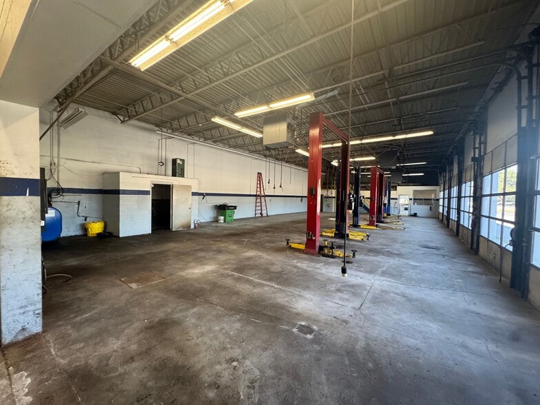 More Photos Of 2779 W Central Ave, Toledo Auto Repair For Lease