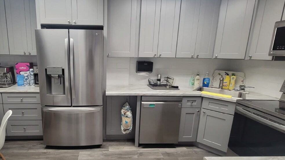 More Photos Of 9411 Ditmas Ave, Brooklyn Warehouse For Lease