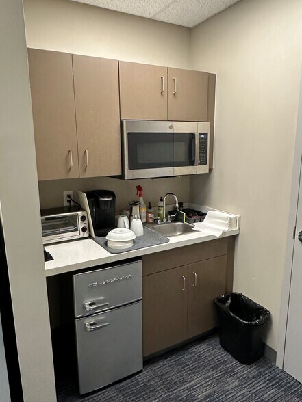 More Photos Of 26 Parkridge Rd, Haverhill Research And Development For Lease