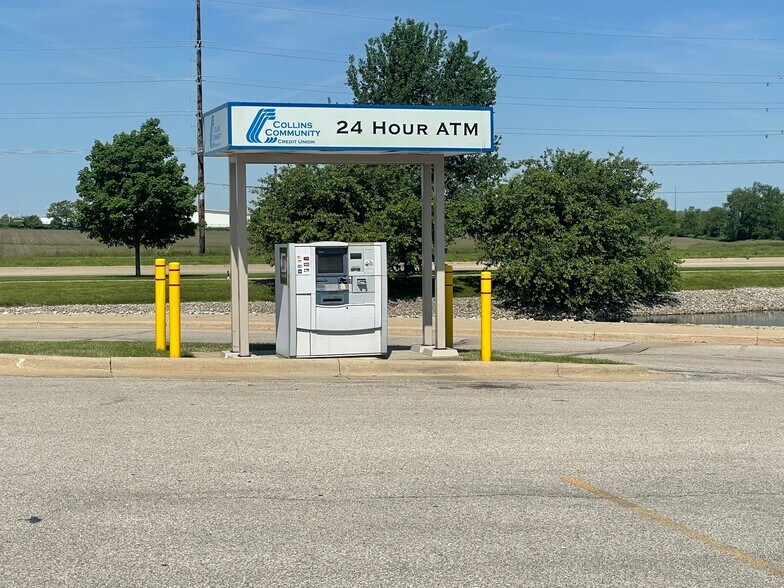 More Photos Of 5761 C St SW, Cedar Rapids General Retail For Lease