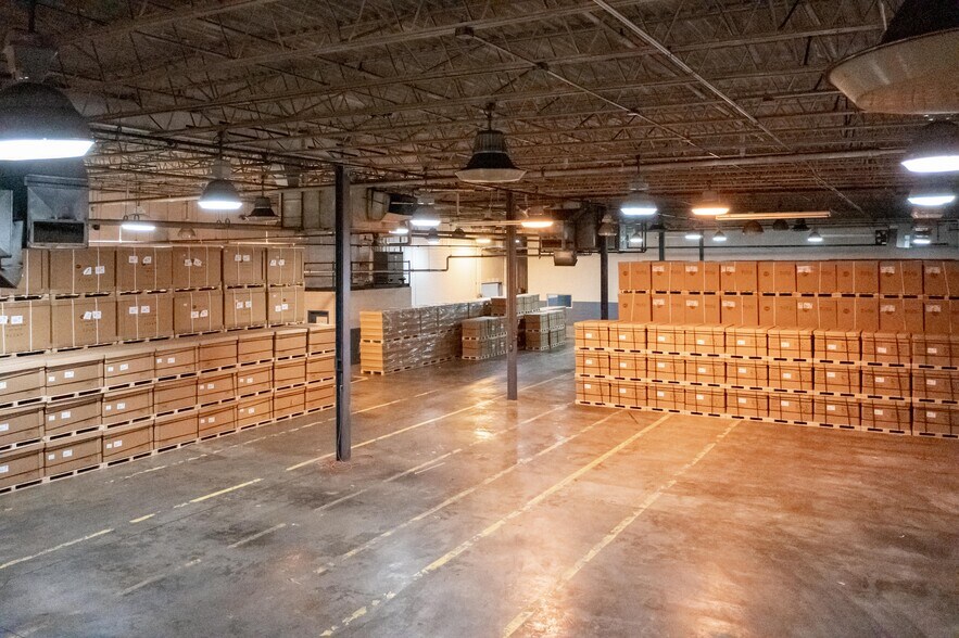 More Photos Of 200 Universal Dr, Centerville Distribution For Lease