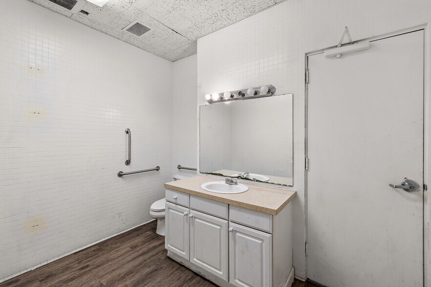 More Photos Of 18901 Kelly Rd, Detroit Bank For Sale