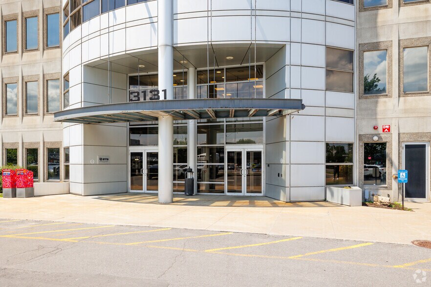 More Photos Of 3131 Boul Saint-Martin O, Laval Office For Lease