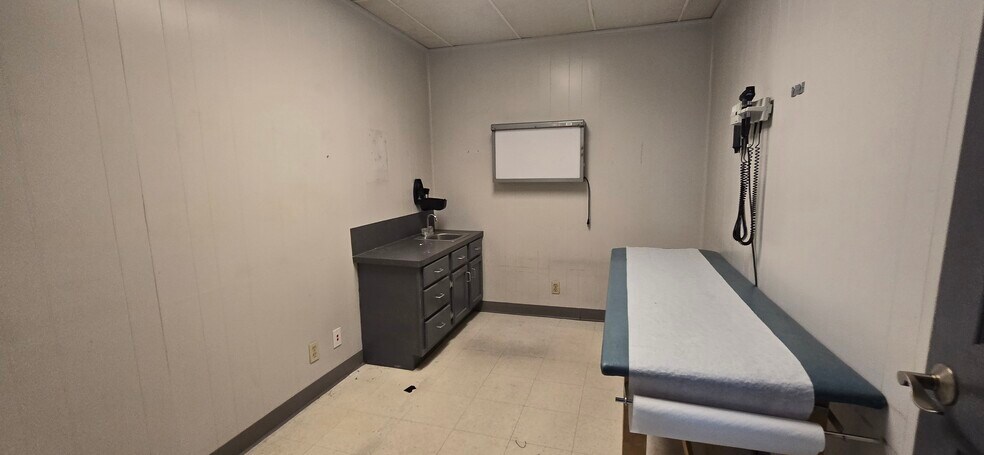More Photos Of 2100 Highway 365, Nederland Medical For Sale