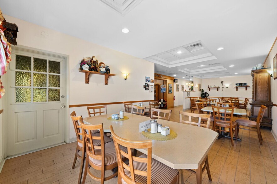 More Photos Of 2909-2911 E Commercial Blvd, Fort Lauderdale Storefront Retail Residential For Sale