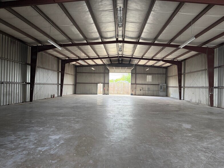 More Photos Of 9239 Alberene Dr, Houston Warehouse For Lease