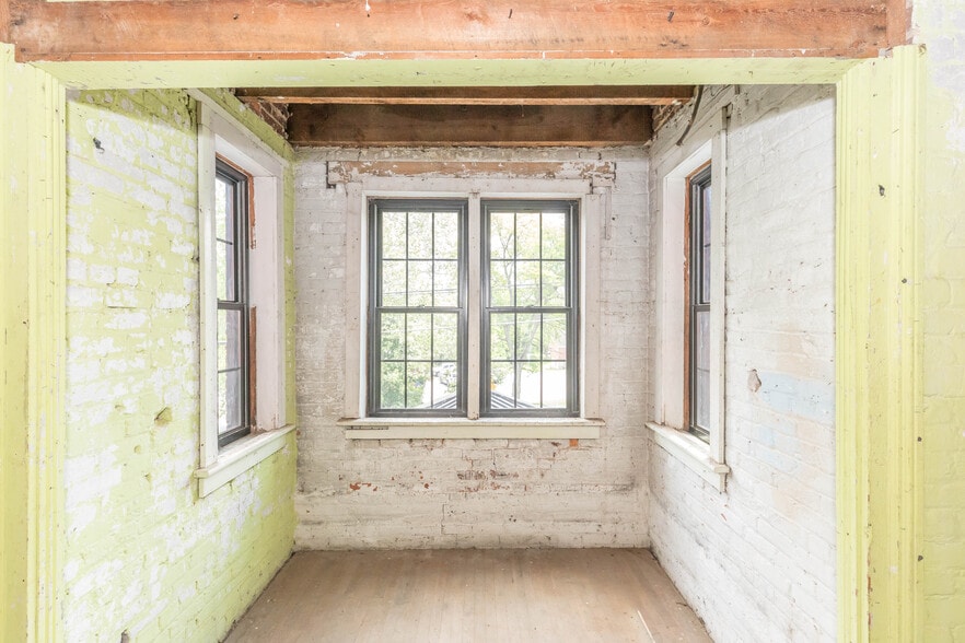 More Photos Of 1340 W Main St, Wytheville Loft Creative Space For Sale