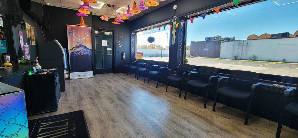 More Photos Of 606 3rd St, Bay City Storefront For Sale