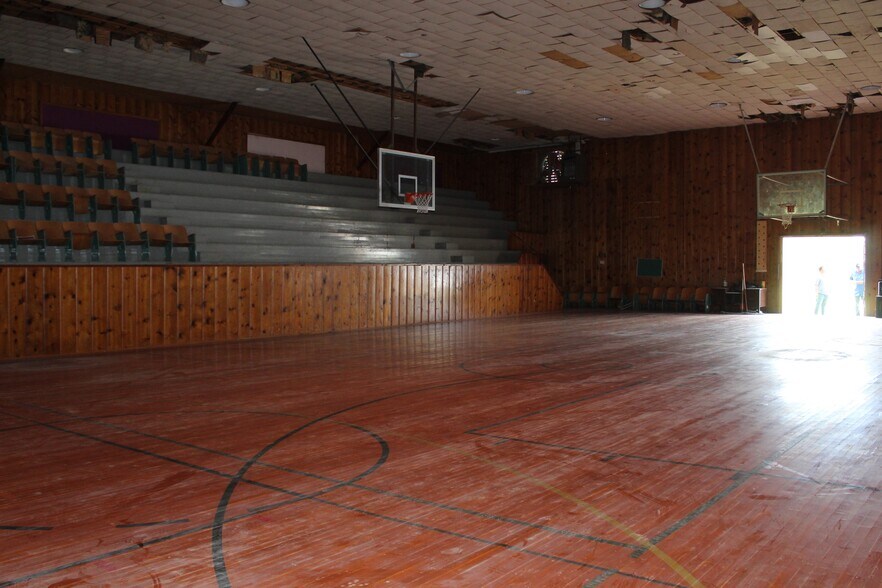 More Photos Of 1871 Elm, Waynoka Sports And Entertainment For Sale