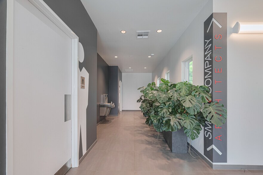 More Photos Of 2535 North Fwy, Houston Office For Lease