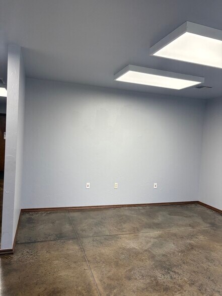 More Photos Of 9708 NW 6th St, Oklahoma City Distribution For Lease
