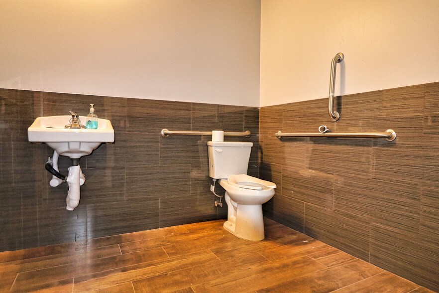 More Photos Of 6050 N Black Canyon Hwy, Phoenix Loft Creative Space For Sale