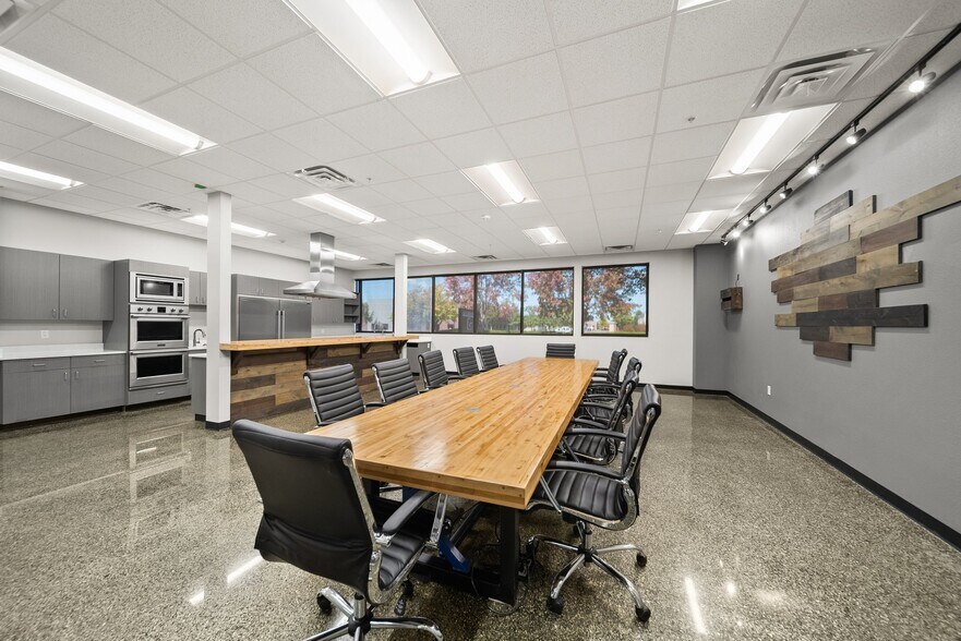 More Photos Of 210 SE 34th St, Bentonville Office For Sale
