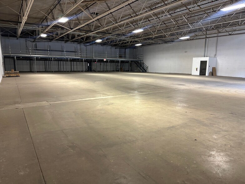 More Photos Of 109 Pike Cir, Huntingdon Valley Light Manufacturing For Sale