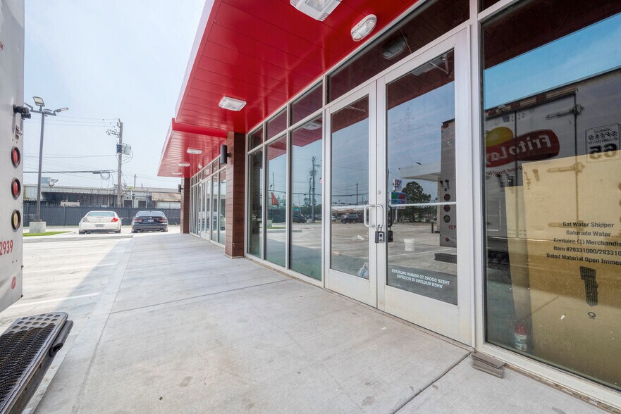 More Photos Of 7755 N Wayside Dr, Houston General Retail For Lease