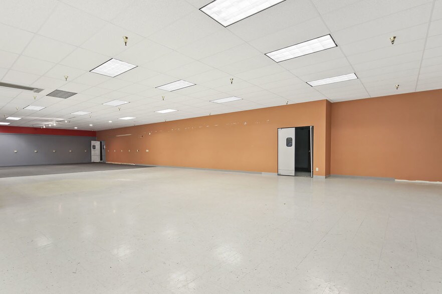 More Photos Of 110-114 S Rum River Dr, Princeton General Retail For Lease