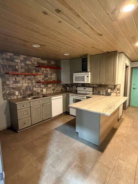 More Photos Of 3899 Ulmerton Rd, Clearwater Storefront For Lease