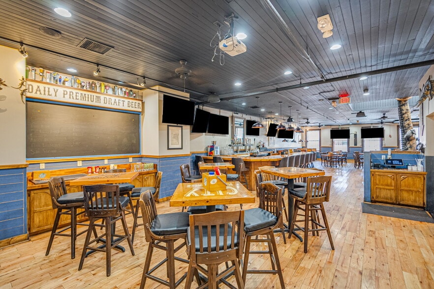 More Photos Of 209 W Congress St, Savannah Restaurant For Lease