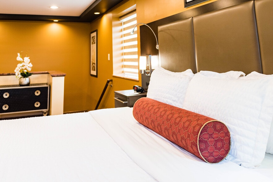 More Photos Of 933 S Riverside Dr, Elmhurst Hotel For Sale