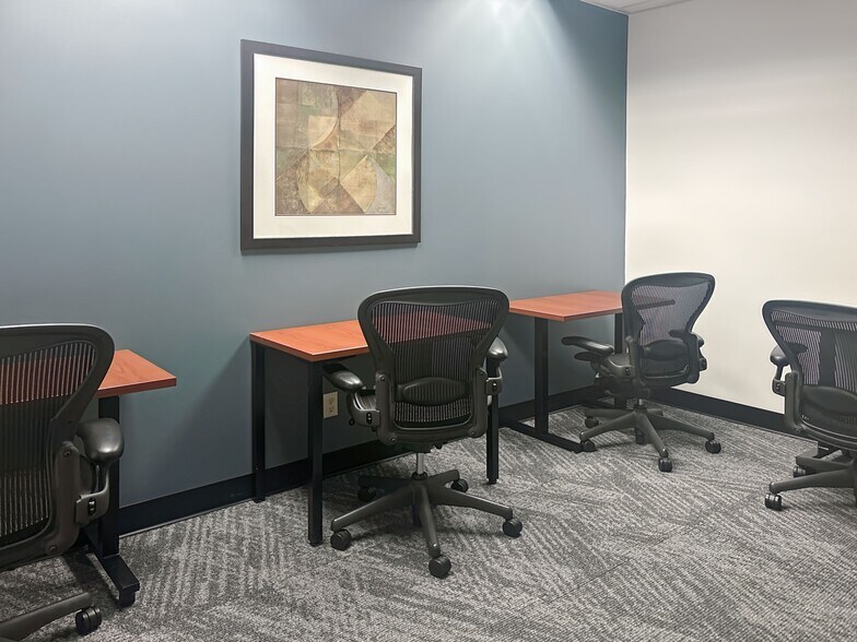 More Photos Of 8888 Keystone Crossing, Indianapolis Coworking Space