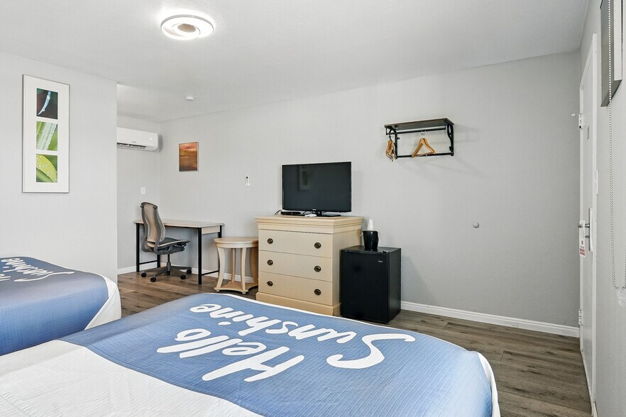 More Photos Of 91 E Main St, Bicknell Hotel For Sale