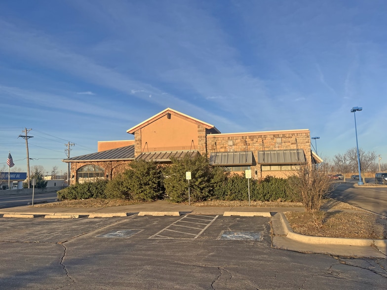 Primary Photo Of 2601 S Broadway Ext, Edmond Restaurant For Lease