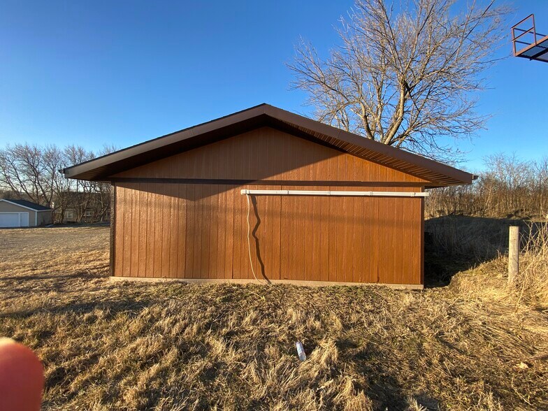 More Photos Of 817 Marshall St, Albert Lea Flex For Sale