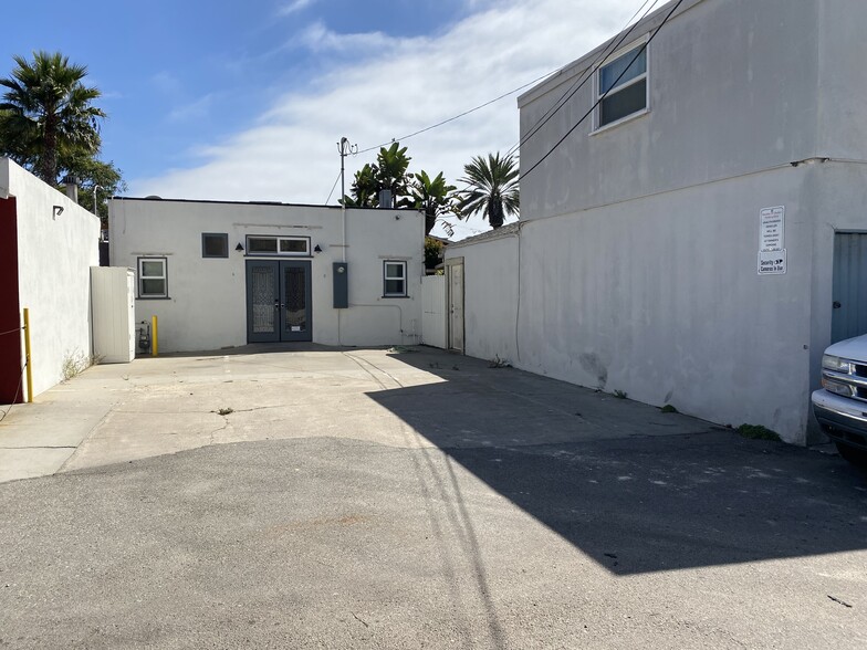 More Photos Of 207 5th St, Huntington Beach Storefront For Lease