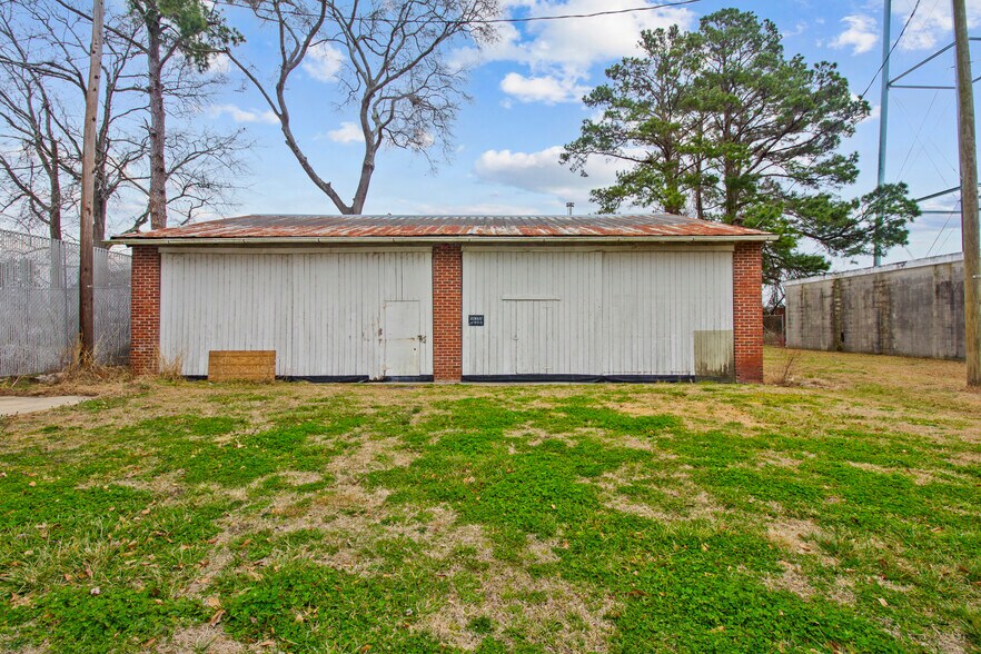 More Photos Of 470 N 4th St, Aurora Freestanding For Sale