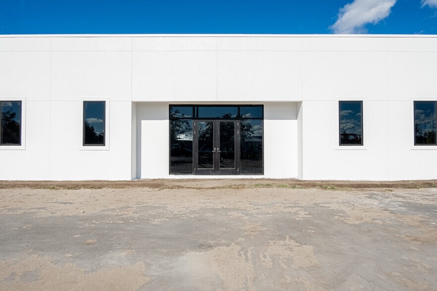 More Photos Of 11125 Corridor Pl, Bradenton Storefront Retail Office For Sale