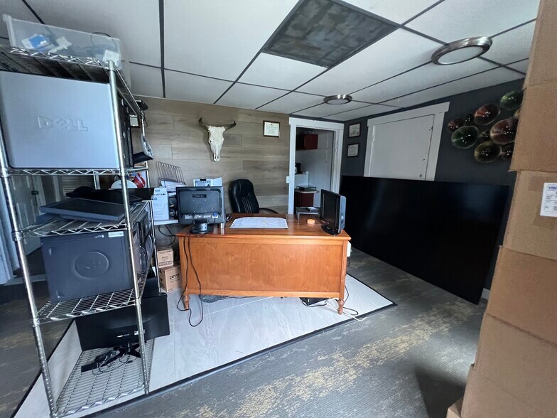 More Photos Of 208 4th St, Fort Myers Warehouse For Lease