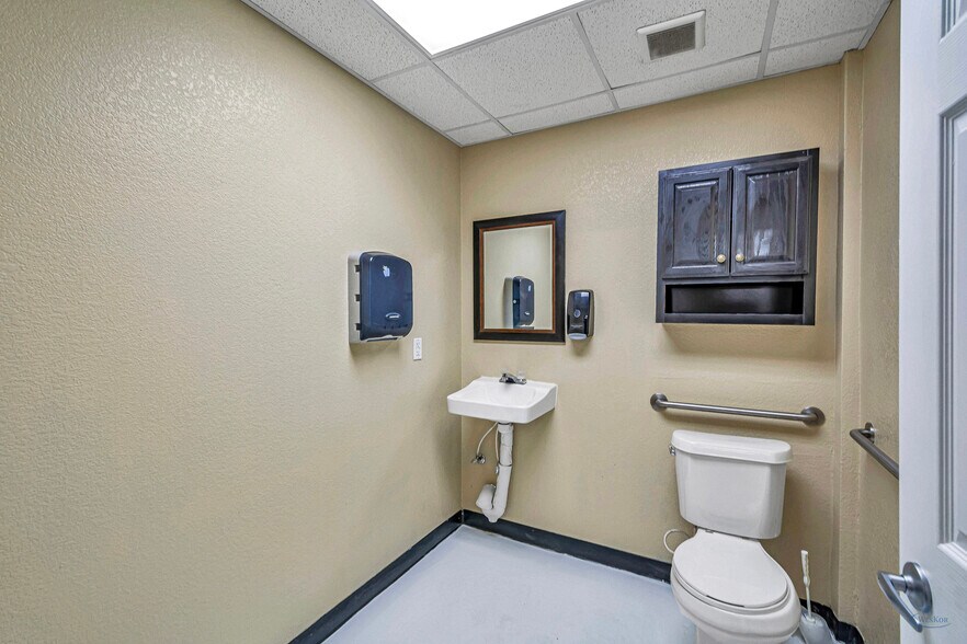 More Photos Of 1010 S Meadow Ave, Odessa Warehouse For Sale
