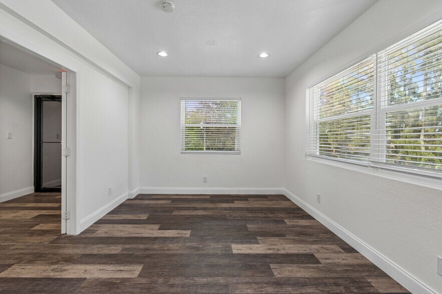 More Photos Of 6536 Lincoln Way N, Saint Petersburg Office For Lease