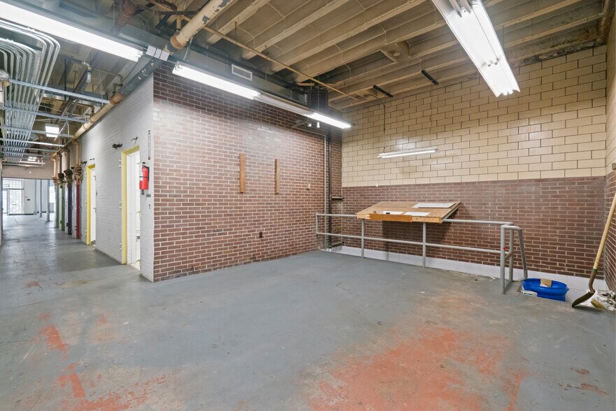 More Photos Of 1825 Boulevard of the Allies, Pittsburgh Showroom For Lease