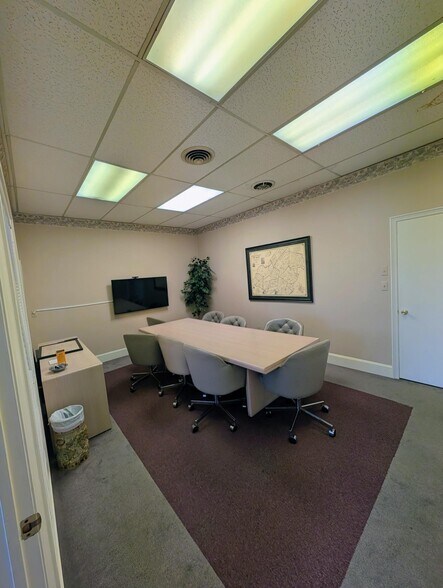 More Photos Of 565 Newark Pompton Tpke, Pompton Plains Office For Lease