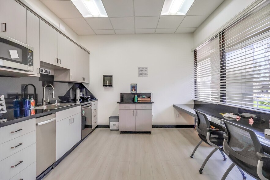 More Photos Of 5947-5951 Variel Ave, Woodland Hills Office For Sale