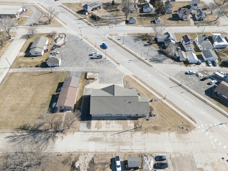 More Photos Of 702 Short St, Decorah Office For Sale