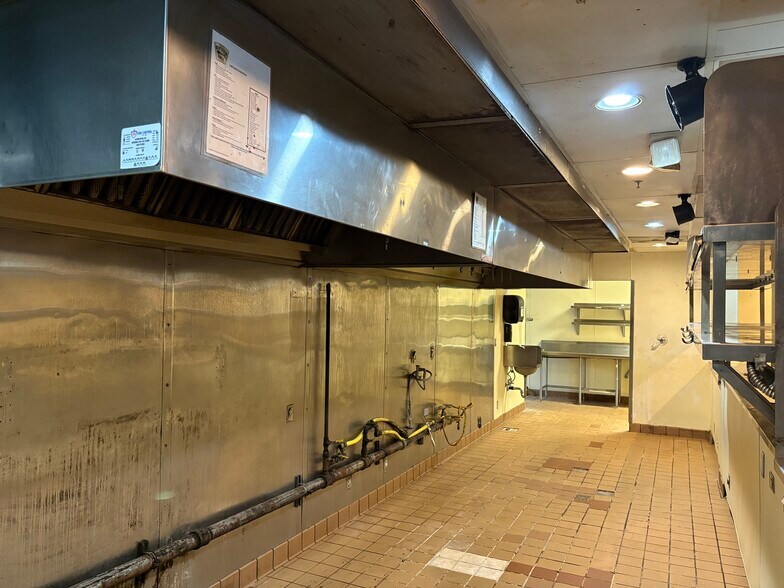 More Photos Of 121-133 Gage Blvd, Richland Freestanding For Lease