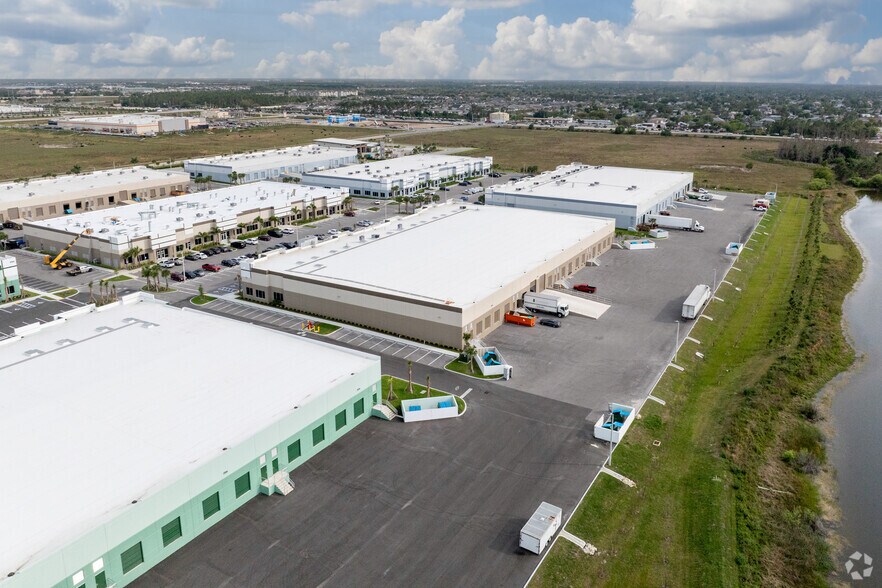 More Photos Of 9121 Centerlinks Commerce Dr, Fort Myers Warehouse For Lease