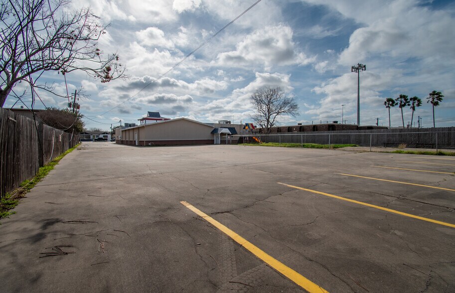 More Photos Of 4929 Everhart Rd, Corpus Christi Freestanding For Sale