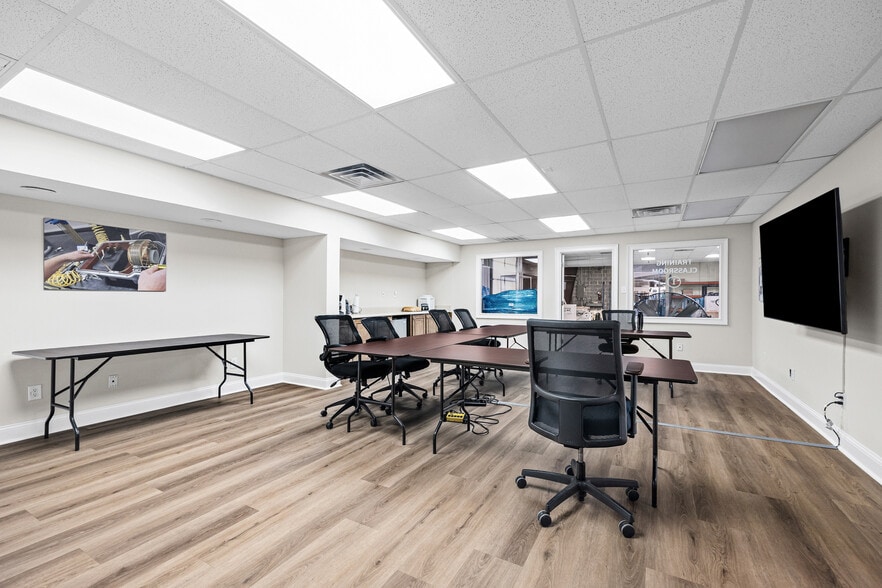 More Photos Of 8190 Regent Pky, Fort Mill Warehouse For Lease