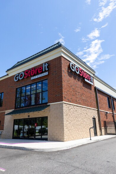 More Photos Of 27 N Courthouse Rd, Richmond Self Storage For Lease