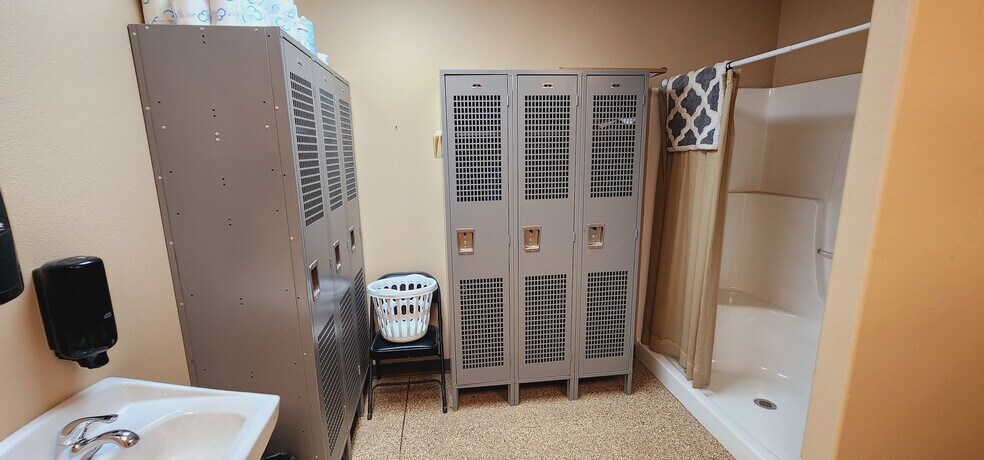 More Photos Of 860 35th Ave E, Dickinson Warehouse For Sale