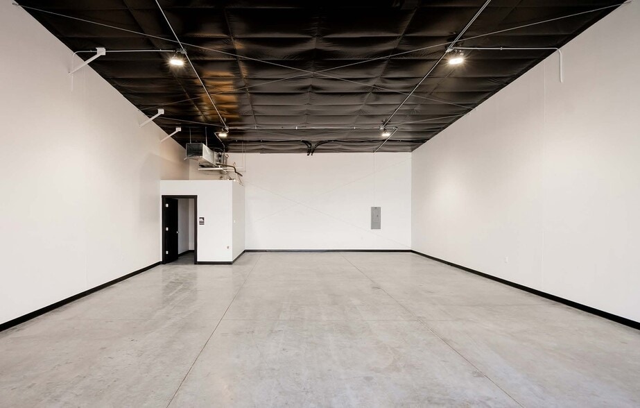 More Photos Of 23901 Southwest St, Waterloo Showroom For Sale