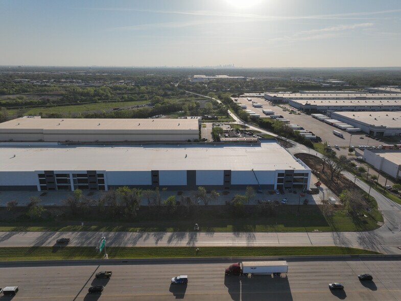 More Photos Of 902 W Shady Grove Rd, Grand Prairie Distribution For Lease