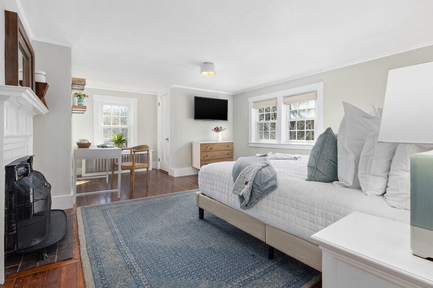 More Photos Of 90 Manaquayak Rd, West Tisbury Hotel For Sale