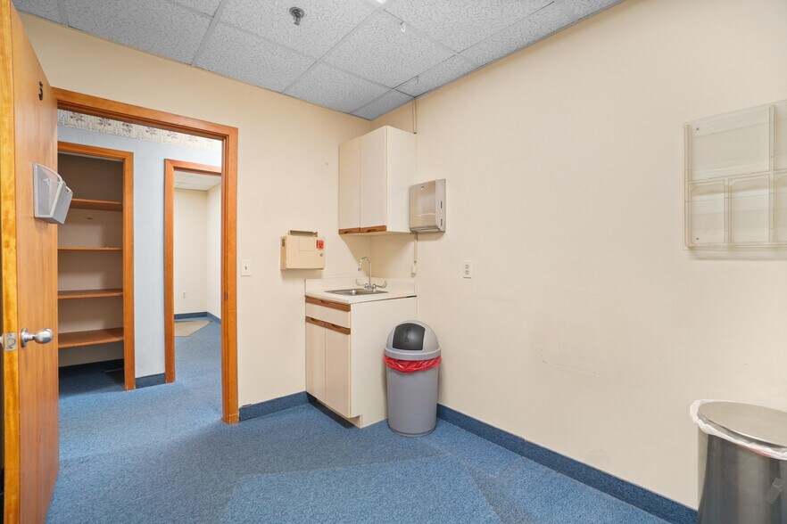 More Photos Of 725 Reservoir Ave, Cranston Medical For Lease