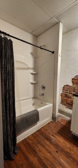 More Photos Of 104 E Main St, Washington Flex For Sale